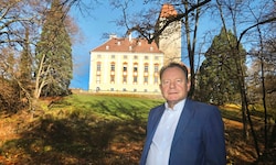 Forstwirt Markus Hoyos vor Schloss Horn