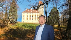 Forstwirt Markus Hoyos vor Schloss Horn (Bild: Jöchl Martin)