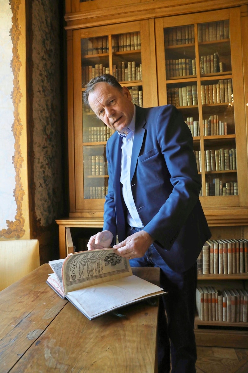 Markus Hoyos in der Bibliothek von Schloss Horn (Bild: Jöchl Martin)