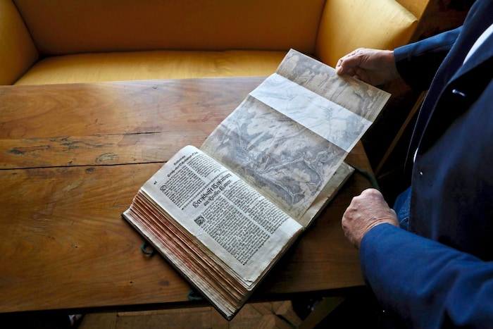 Der Hausherr zeigt die erste Herrschaftstopografie Österreichs.