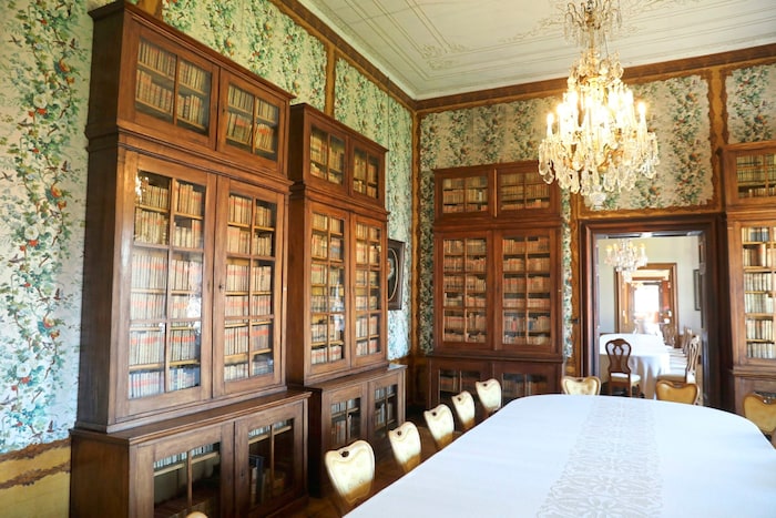 Kostbare alte Tapeten, wertvolle Bücher: Hier wird getafelt.