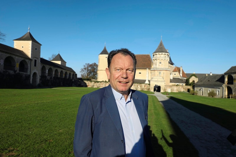 Markus Hoyos vor Schloss Rosenburg (Bild: Jöchl Martin)