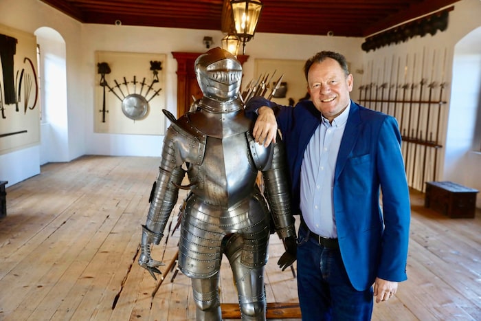 In der Rosenburg: der Hausherr mit einer Ritterrüstung seiner Vorfahren