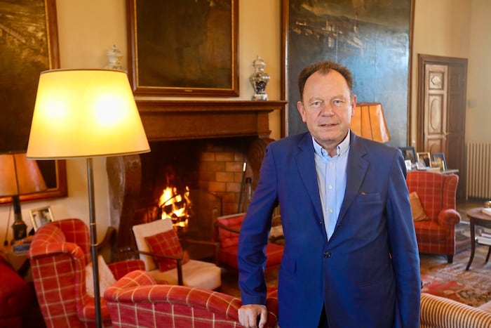 Im Salon. Rechts hinten hängt ein Gemälde, das Schloss Persenbeug zeigt.