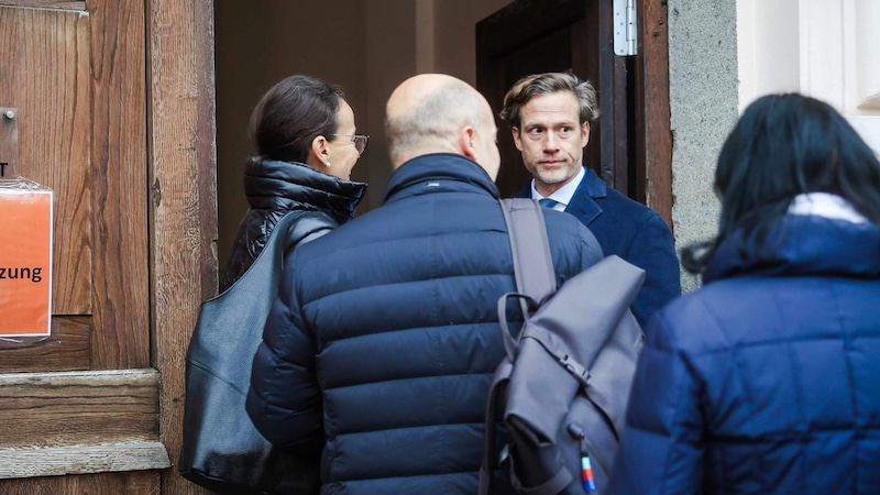 Pierer-Mobility-Manager Gottfried Neumeister beim Betreten des Landesgerichts in Ried im Innkreis am Freitagfrüh. (Bild: Scharinger Daniel)