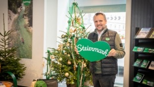 Geschäftsführer Michael Feiertag im weihnachtlichen Pop-up-Store von Steiermark Tourismus im Herzen von Graz (Bild: Jaden Gynes)