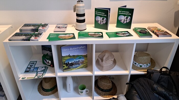 Weiß-grüne Goodies im kurzfristig bespielten Tourismus-Laden in der Grazer Innenstadt