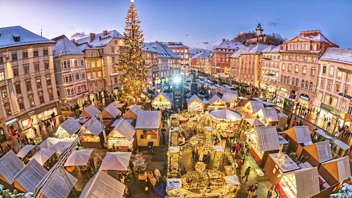 Blick vom Rathausbalkon auf das Weihnachtsdorf am Grazer Hauptplatz