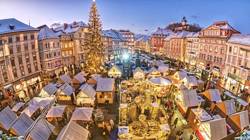 Blick vom Rathausbalkon auf das Weihnachtsdorf am Grazer Hauptplatz (Bild: Jürgen Fuchs)