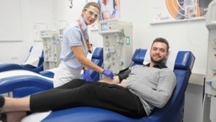 Florian Fuchs mit diplomierter Pflegekraft: 50 Spenden im Jahr! (Bild: Bartel Gerhard/Gerhard Bartel)