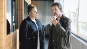 Stefanie Reinsperger als Rosa Herzog (li.) und Jörg Hartmann als Peter Faber im „Tatort“ ...