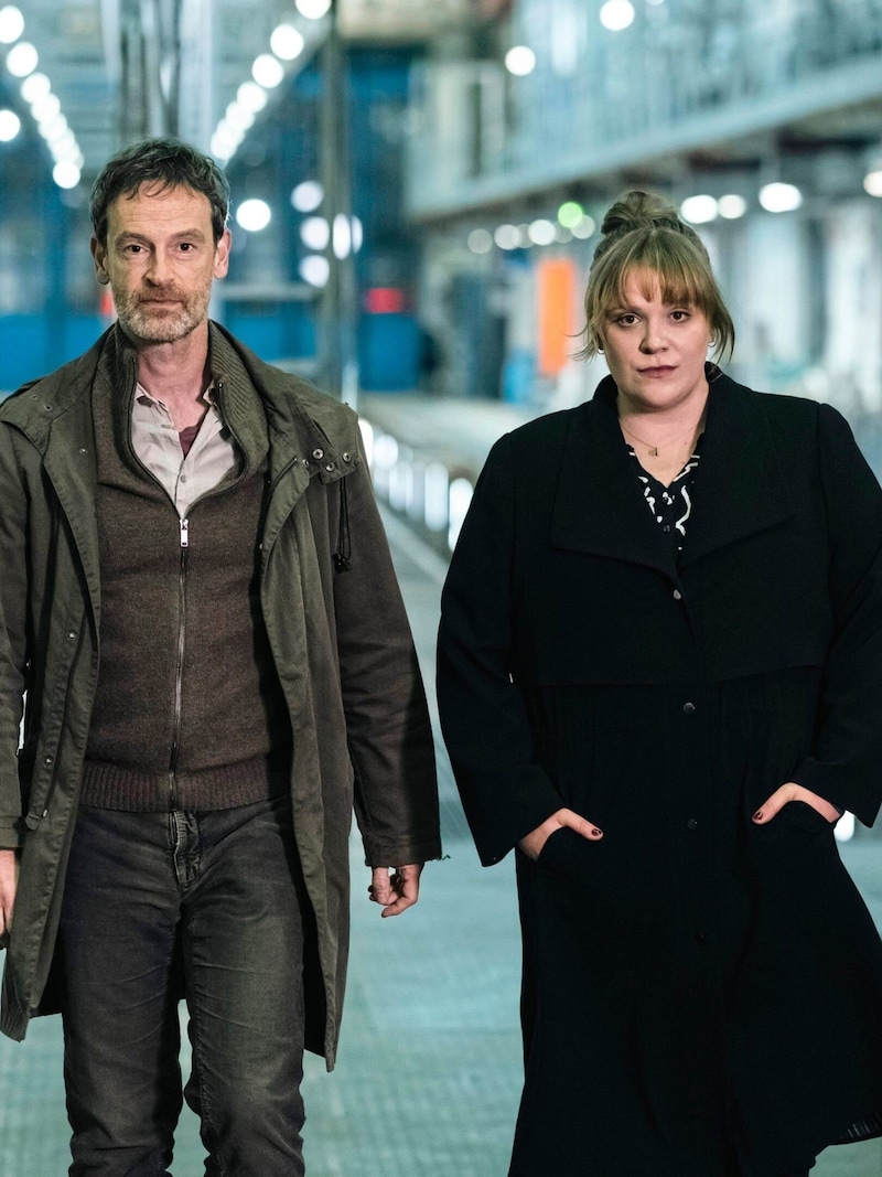 Stefanie Reinsperger als Rosa Herzog und Jörg Hartmann als Peter Faber sind seit 2021 gemeinsam im Dortmund- „Tatort“ zu sehen. (Bild: WDR/Martin Rottenkolber)