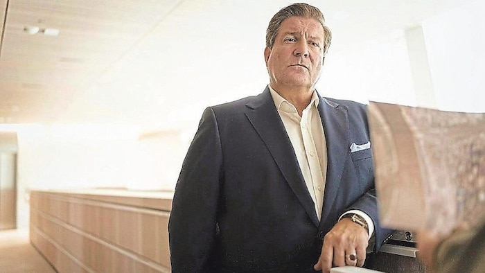 Was verheimlicht diese Familie? Stephan Haiden (Francis Fulton-Smith) steht den Ermittlern in ...