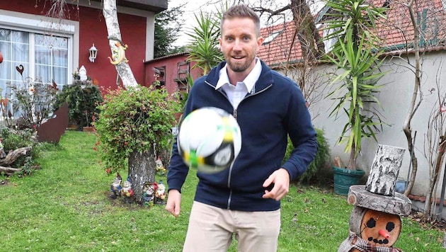 Christoph Schneider beherrscht das Spiel mit dem Ball wie ein Meister. Nicht nur am Fußballfeld, auch in der Politik, ist ihm Fairplay wichtig. (Bild: Reinhard Judt)