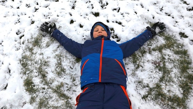 Einen Schneeengel in der Natur machen vor allem Kinder gerne. (Bild: Jöchl Martin)