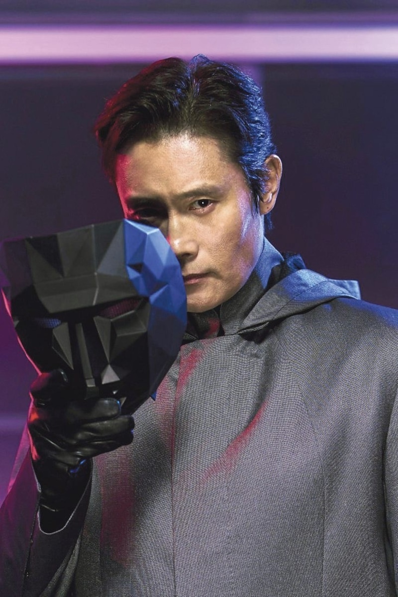 Lee Byung-hun spielt In-ho, den mysteriösen Frontmann des Spiels ... (Bild: © 2024 Netflix, Inc.)