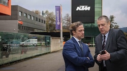 Gottfried Neumeister (li.) und Peter Vogl (re.) nahmen nach dem ersten Gerichtstermin im Zuge der KTM-Insolvenz Stellung. (Bild: Krone KREATIV/Daniel Scharinger)