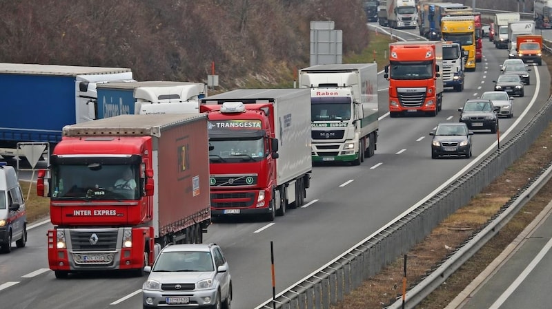 Tausende Lkw werden auf die attraktivere Straße gezwungen – zum Leiden der Anrainer. (Bild: Christof Birbaumer)