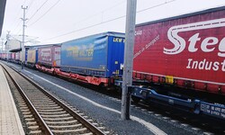 Der Lkw-Verkehr wird im Sommer verlagert – und zwar von der Bahn auf die Straße.