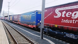 Der Lkw-Verkehr wird im Sommer verlagert – und zwar von der Bahn auf die Straße.