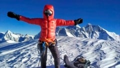 Sarah Mariacher am Ziel – riesiges Gipfelglück auf der Ama Dablam (6812 m), dem Matterhorn Nepals. (Bild: Mariacher)