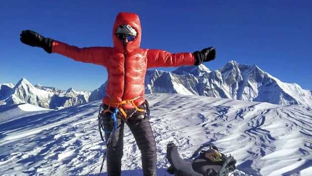 Sarah Mariacher am Ziel – riesiges Gipfelglück auf der Ama Dablam (6812 m), dem Matterhorn Nepals. (Bild: Mariacher)