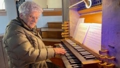 Maria Puchleitner an ihrer Orgel in Straden. (Bild: Erich Fuchs)