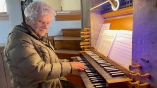 Maria Puchleitner an ihrer Orgel in Straden. (Bild: Erich Fuchs)