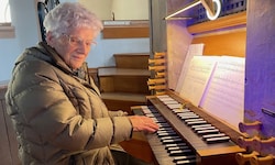 Maria Puchleitner an ihrer Orgel in Straden.