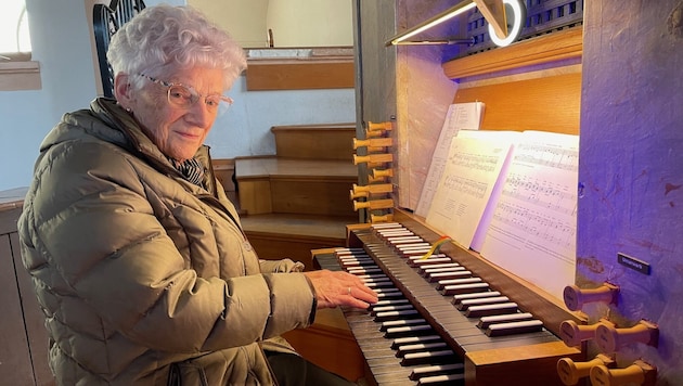 Maria Puchleitner an ihrer Orgel in Straden. (Bild: Erich Fuchs)