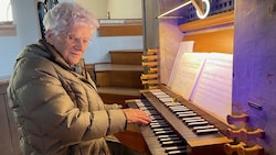 Maria Puchleitner an ihrer Orgel in Straden. (Bild: Erich Fuchs)