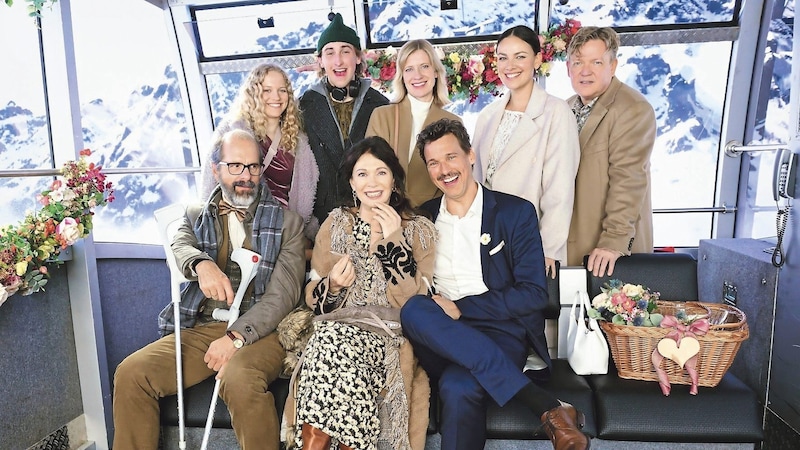 Christoph Maria Herbst, Iris Berben und Florian David Fitz (untere Reihe v. li.) spielen die Hauptrollen im Film. (Bild: Constantin Film Verleih/Jürgen Olczyk)