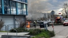 Am Freitag brach bei einer Notunterkunft für Obdachlose in Wien ein Feuer aus. Zahlreiche Einsatzkräfte rückten aus, um den Brand zu löschen. (Bild: Peter Stadlmüller)