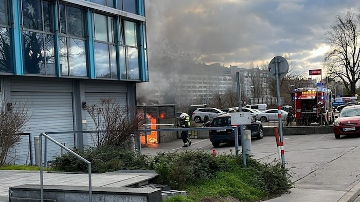 Ein Müllcontainer geriet neben der Notunterkunft in Brand.