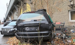 Autowracks und Müll: So sieht es stellenweise auf der Südseite der Viaduktbögen aus.