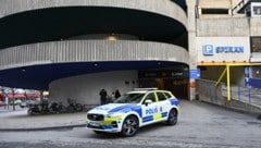 Ein Polizeiauto steht am 20. Dezember 2024 vor dem Parkhaus in Norrköping, Schweden, wo der schwedische Rapper Gaboro am Vortag erschossen worden sein soll. (Bild: APA Pool/AFP/TT News Agency/Anders WIKLUND)