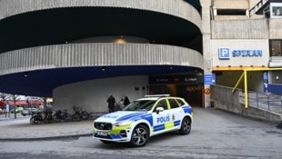 Ein Polizeiauto steht am 20. Dezember 2024 vor dem Parkhaus in Norrköping, Schweden, wo der schwedische Rapper Gaboro am Vortag erschossen worden sein soll. (Bild: APA Pool/AFP/TT News Agency/Anders WIKLUND)