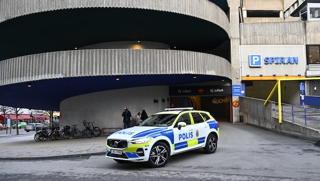 A police car stands in front of the parking garage in Norrköping, Sweden, on December 20, 2024, where Swedish rapper Gaboro was allegedly shot dead the day before. (Bild: APA Pool/AFP/TT News Agency/Anders WIKLUND)