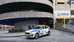Ein Polizeiauto steht am 20. Dezember 2024 vor dem Parkhaus in Norrköping, Schweden, wo der ...