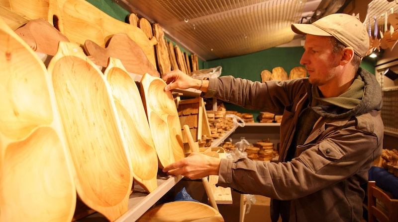 Nikolaus Magnus bietet Holzprodukte an. (Bild: Tröster Andreas)