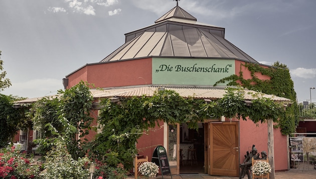 „Die Buschenschank“ – der perfekte Ort, um bei einem Glas Wein aus regionalem Anbau den Tag ausklingen lassen. (Bild: Woegerbauer)