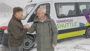 Ketten anlegen! Selbst starker Schneefall kann den Shuttlebus stoppen. Den Ortschef Martin Wallmann und Wolfgang Auer (Bild oben) gefällt’s. (Bild: Tschepp Markus)