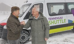 Ketten anlegen! Selbst starker Schneefall kann den Shuttlebus stoppen. Den Ortschef Martin ...