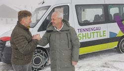 Ketten anlegen! Selbst starker Schneefall kann den Shuttlebus stoppen. Den Ortschef Martin ...