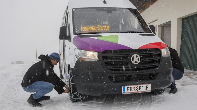 Ketten anlegen hieß es am Freitag für den Bus in Adnet  (Bild: Tschepp Markus)