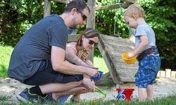 Die Familie Krenn im Sommer beim Spielen im Sand. Der kleine Aidrian (2) trägt immer einen Gurt, ...