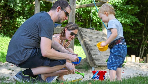 Die Familie Krenn im Sommer beim Spielen im Sand. Der kleine Aidrian (2) trägt immer einen Gurt, an dem die Insulinpumpe angebracht ist. (Bild: Tröster Andreas/ANDREAS TROESTER)