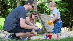 Die Familie Krenn im Sommer beim Spielen im Sand. Der kleine Aidrian (2) trägt immer einen Gurt, an dem die Insulinpumpe angebracht ist. (Bild: Tröster Andreas/ANDREAS TROESTER)