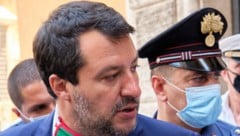 Italiens Vize-Ministerpräsident Matteo Salvini wurde wegen seines Umgangs mit Migrantinnen und Migranten auf dem Mittelmeer angeklagt. (Bild: AP/LaPresse/Mauro Scrobogna)