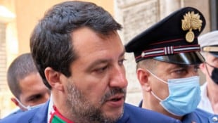 Italiens Vize-Ministerpräsident Matteo Salvini wurde wegen seines Umgangs mit Migrantinnen und Migranten auf dem Mittelmeer angeklagt. (Bild: AP/LaPresse/Mauro Scrobogna)